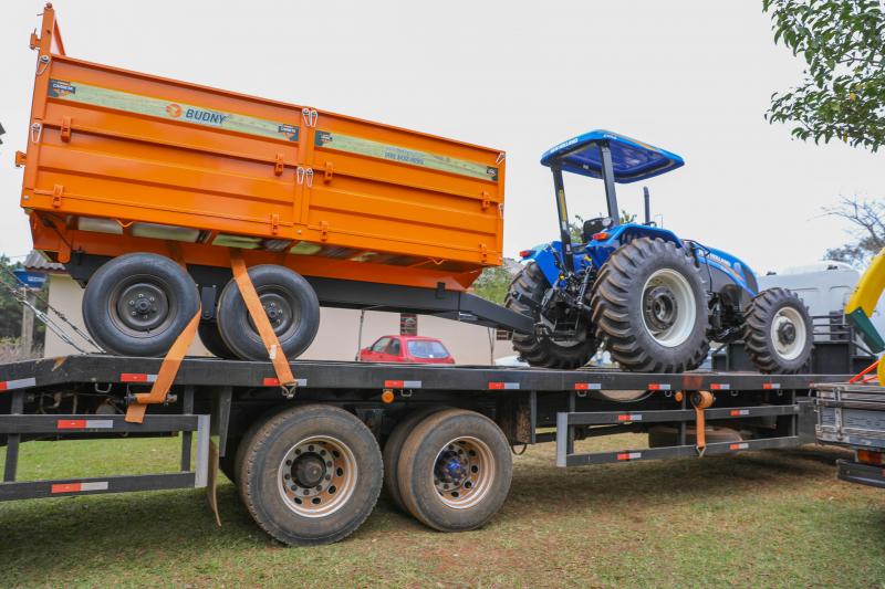 Dinheiro na Comunidade repassa trator e equipamentos agrícolas para associação